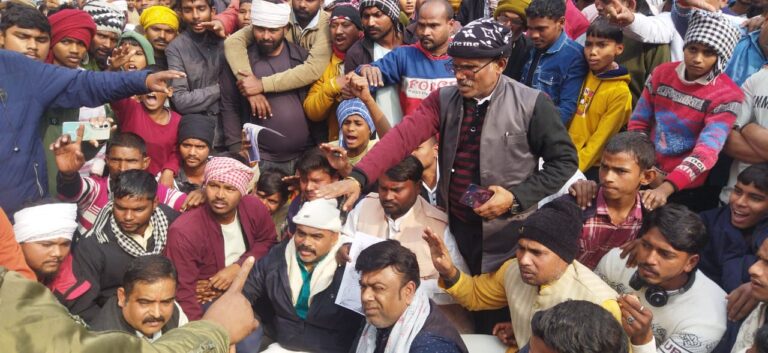 थानाध्यक्ष को निलंबित करने को लेकर धरना प्रदर्शन कर चक्का जाम किया