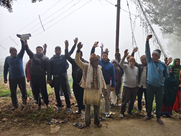 सोख्ता की जमीन कब्जाने के खिलाफ ग्रामीणों का विरोध प्रदर्शन
