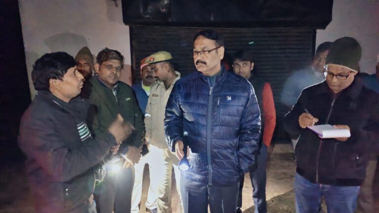 धनघटा में शीतलहर से बचाव को लेकर डीएम का रात्रि भ्रमण, कंबल वितरण व व्यवस्थाओं का निरीक्षण