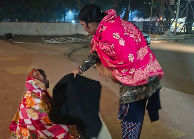 ठंड की रात में मानवता की मिसाल: जरूरतमंदों को ओढ़ाया कंबल, मां की स्मृति में किया सेवा कार्य