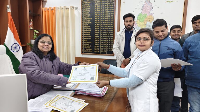 उप्र कौशल विकास मिशन के अंतर्गत प्रशिक्षार्थियों को वितरित किए गए प्रमाणपत्र
