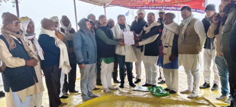 सीएचसी में आपातकालीन सेवा शुरू होने पर धन्यवाद व मांग पत्र सौंपा