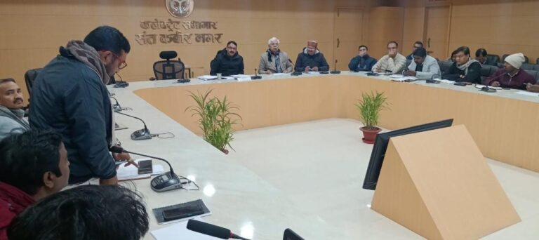 सीएम डैशबोर्ड पर खराब रैंकिंग पर डीएम का सख्त रुख, अधिकारियों को चेतावनी