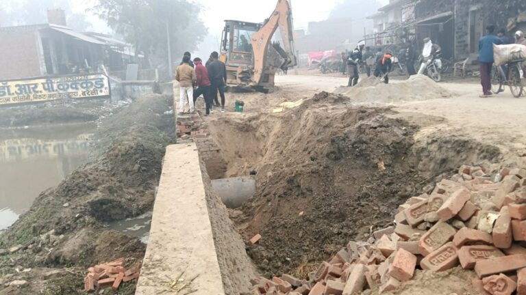 पीडब्ल्यूडी सड़क निर्माण अधूरा, पुलिया कार्य की धीमी रफ्तार से बढ़ी परेशानी