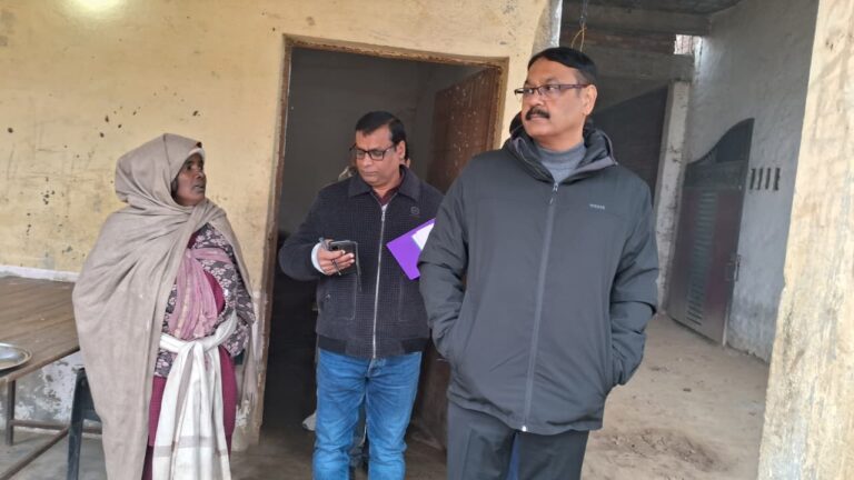 ठंड व शीतलहर के बीच डीएम ने वृद्धाश्रमों का किया निरीक्षण, सुविधाओं का लिया जायजा
