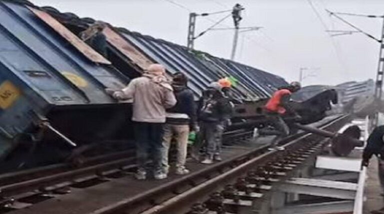जमुई में बड़ा रेल हादसा, मालगाड़ी की 19 बोगियां पटरी से उतरीं, 3 डिब्बे नदी में गिरे
