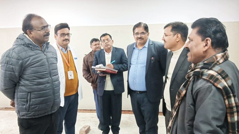 डीएम ने किया जिला महिला अस्पताल का आकस्मिक निरीक्षण