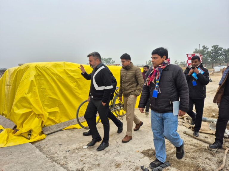 अंतरराष्ट्रीय हवाई अड्डे का डीएम ने अधिकारियों के साथ किया निरीक्षण
