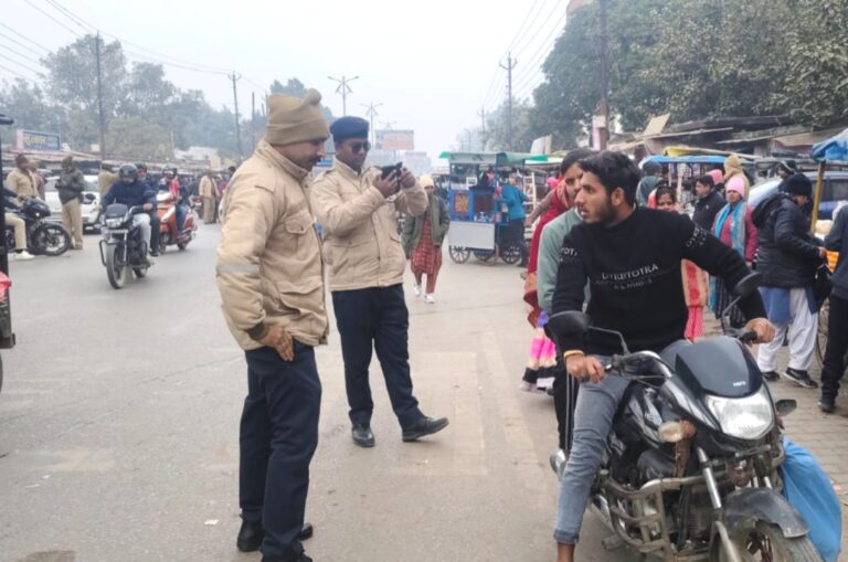 यातायात पुलिस का सख्त चेकिंग अभियान: 134 वाहनों का ई-चालान, 2 वाहन सीज