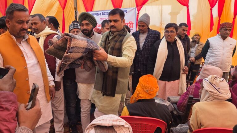 विधायक ने 525 जरूरतमंदों को बांटे कंबल, प्रशासन को दिए अलाव जलाने के निर्देश