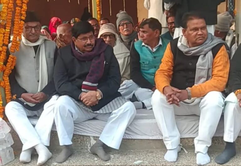 सिकंदरपुर बस स्टेशन चौराहे पर सर्वदलीय श्रद्धांजलि सभा आयोजित