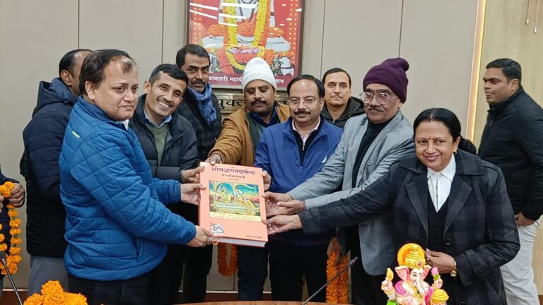 32 वर्षों की सेवा के बाद विदा हुए अपर आयुक्त रामाश्रय, मंडलायुक्त सभागार में छलके जज़्बात