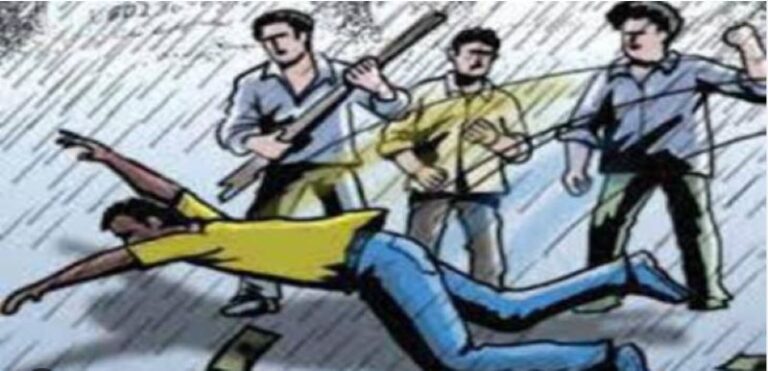 बाइक सवारों ने कार सवार युवकों पर किया जानलेवा हमला, क्षेत्र में दहशत