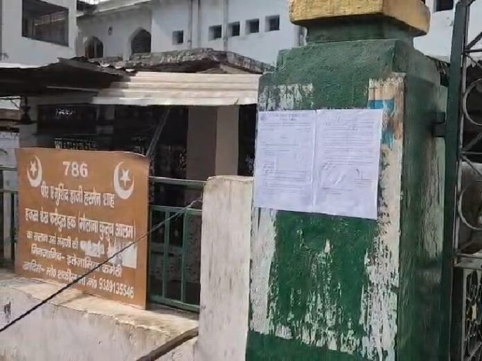 केजीएमयू परिसर में मजार हटाने को लेकर चस्पा किया गया नोटिस