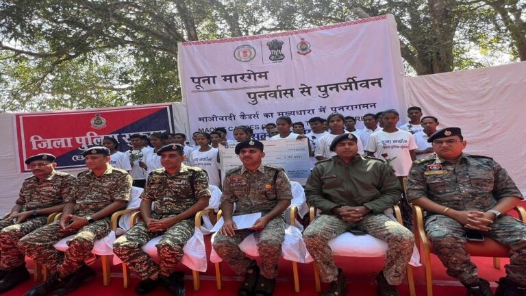 छत्तीसगढ़: सुकमा में 26 नक्सलियों का सरेंडर, 13 माओवादियों पर था 65 लाख का इनाम, 7 महिलाएं भी शामिल