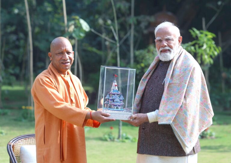 योगी-मोदी मुलाक़ात: मुस्कान, आत्मविश्वास और राजनीतिक संकेत