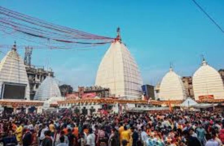 देवघर: बाबा बैद्यनाथ धाम में भक्तों का सैलाब, सुरक्षा और स्वच्छता के कड़े इंतजाम