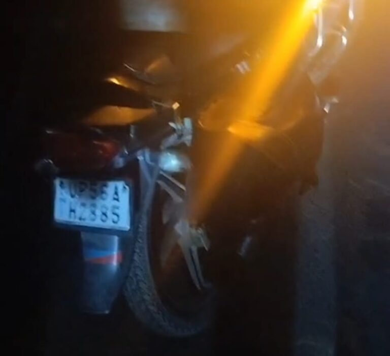 खड़ी ट्राली  में बाइक की जोरदार टक्कर, महिला समेत तीन गंभीर घायल मौके पर पहुंची पुलिस, घायलों को जिला अस्पताल में कराया गया भर्ती