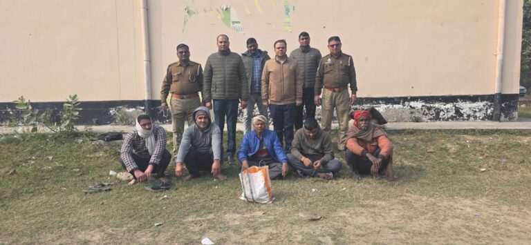 निर्धारित समय उल्लंघन पर आबकारी विभाग का छापा, मऊ में तीन शराब दुकानों पर मुकदमा दर्ज