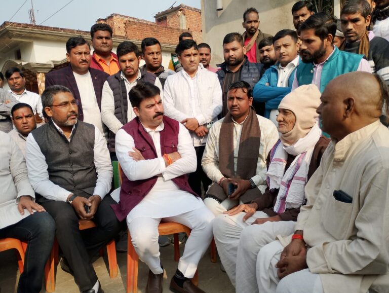 मझौलीराज दोहरा हत्याकांड: न्याय के लिए पीड़ित परिवारों के साथ खड़े हुए डॉ.शलभ मणि