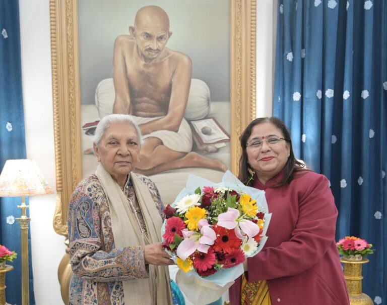 कुलाधिपति आनंदीबेन पटेल से कुलपति पूनम टंडन की भेंट, शिक्षा गुणवत्ता पर जोर