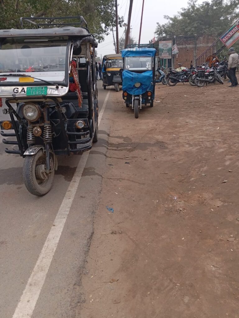 घुघली में सड़क किनारे अवैध टैक्सी स्टैंड का आतंक, मनमानी वसूली से जनता त्रस्त, प्रशासन मौन
