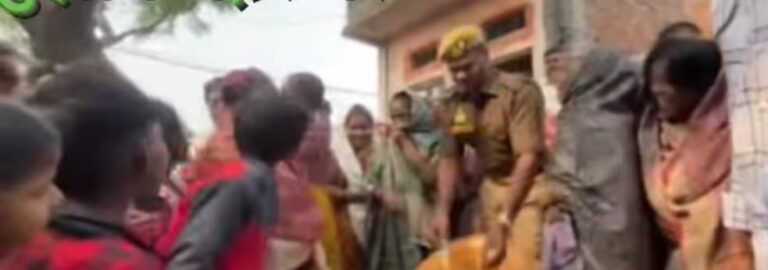 कांस्टेबल सुनील शाह ने कंबल व केक से बांटी खुशियां नववर्ष के तीसरे दिन मानवता की मिसाल बने यूपी पुलिस के कांस्टेबल