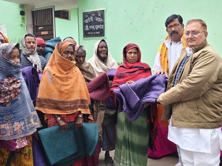 पुण्यतिथि पर जरूरतमंदों में कंबल वितरण, 200 लोगों को मिली राहत