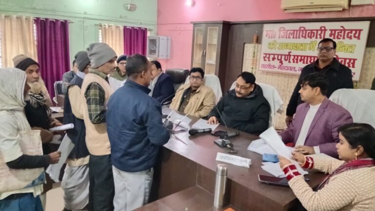 संपूर्ण समाधान दिवस में अधिकारियों ने सुनीं जनसमस्याएं