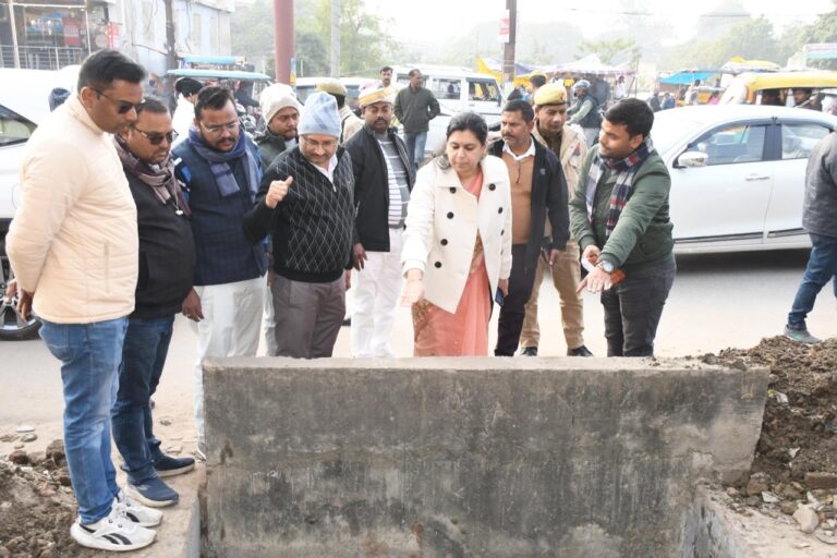 डीएम ने नालों से गुजर रही पेयजल पाइप लाइनों को तत्काल सुरक्षित कराने के दिए निर्देश