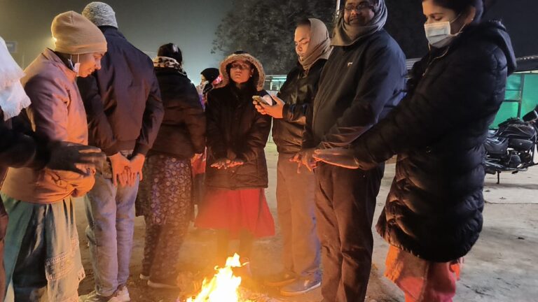 Deoria News: ITI चौराहे पर कब जलेगा अलाव? भ्रष्टाचार की भेंट चढ़ी गरीबों की गर्माहट