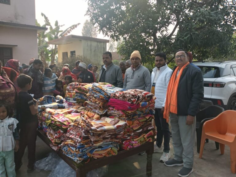 कड़ाके की ठंड में फरिश्ता बने समाजसेवी, 600 जरूरतमंदों को मिला कंबल का सहारा