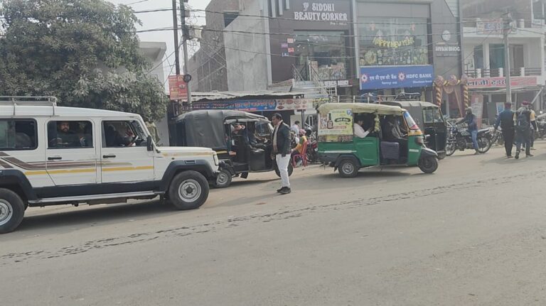 अधिकारियों के दौरे तक ही साफ दिखती हैं सिकंदरपुर की सड़कें, जाते ही लौट आता है अतिक्रमण