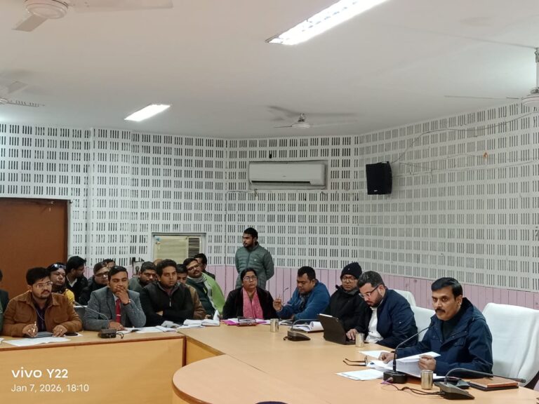 भूमि उपलब्धता में देरी पर सख्त रुख, डीएम ने अफसरों को दी वेतन रोकने की चेतावनी