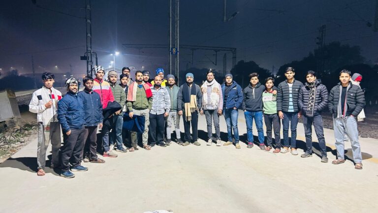 सलेमपुर में युवाओं का सराहनीय प्रयास, ठंड में जरूरतमंदों तक पहुंचाया सहारा