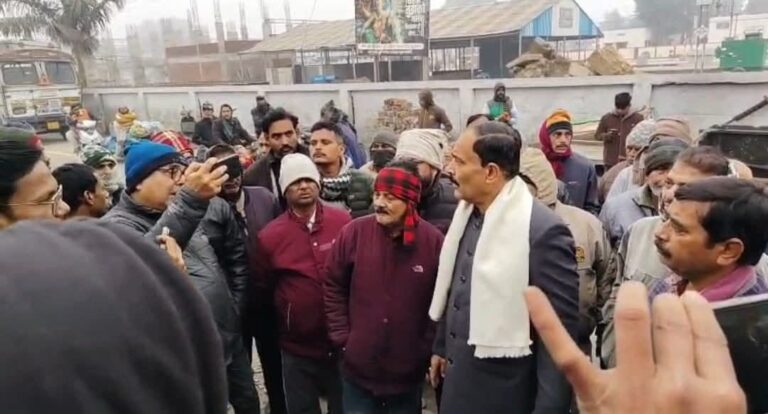रेलवे प्रशासन की कार्रवाई से उग्राये दुकानदार सपा जिला अध्यक्ष ने दिया मदद का भरोसा