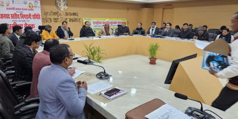 डीएम ने की सड़क सुरक्षा समीक्षा, स्कूली वाहनों के 100% सत्यापन के निर्देश
