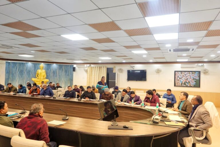 सीएम युवा योजना में लापरवाही बर्दाश्त नहीं: डीएम ने बैंकों को लगाई फटकार, एक सप्ताह में लंबित ऋण निस्तारण के निर्देश