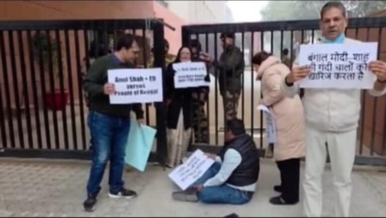 ED कार्रवाई के खिलाफ TMC का हल्ला बोल, अमित शाह के दफ्तर के बाहर प्रदर्शन, सांसद हिरासत में