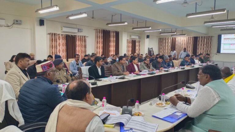 Mau News: जनप्रतिनिधि-अधिकारी मिलकर करें जनसमस्याओं का समाधान: प्रभारी मंत्री