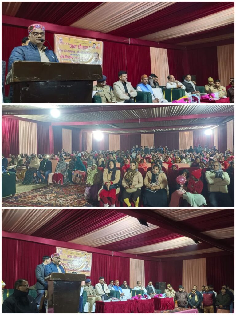 सरकार की योजनाएं जमीन पर: मऊ के गांव में मंत्री ने अधिकारियों को दिए सख्त निर्देश