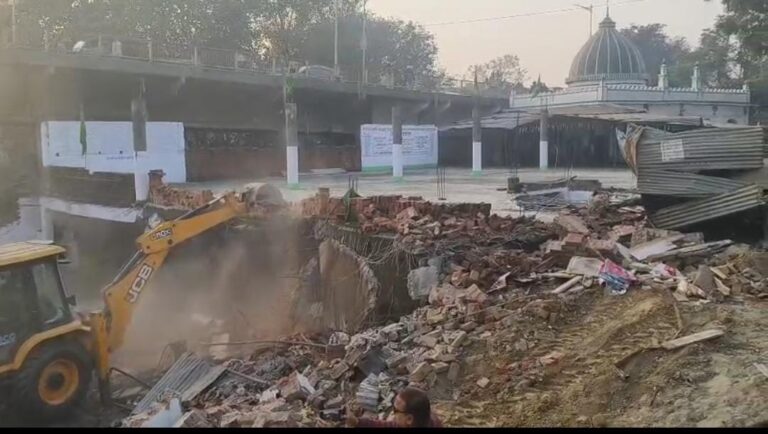 देवरिया में कानून का पालन: कोर्ट के फैसले के बाद ध्वस्तीकरण