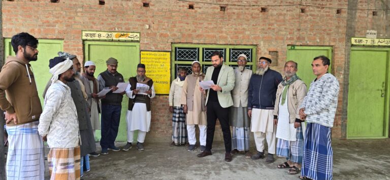 नायब तहसीलदार ने किया मदरसे का निरीक्षण, बीएलओ को दिया निर्देश