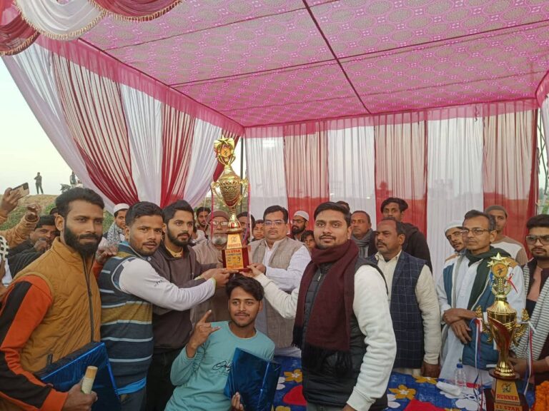 कोपागंज में एलवन स्टार क्रिकेट टूर्नामेंट का फाइनल, मऊ एलवन ने मारी बाजी