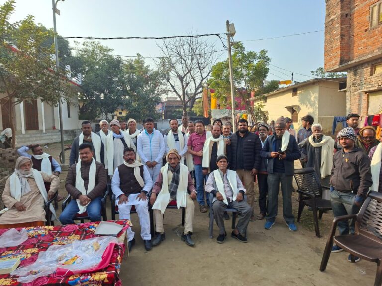ठंड से राहत के लिए कोड़रा ठाकुर गांव में 500 परिवारों को बांटे गए कंबल-शालफोटो समाचार