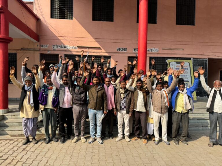 विद्यालय भूमि व पेड़ कटान मामले में प्रधान-ग्रामीणों का प्रदर्शन