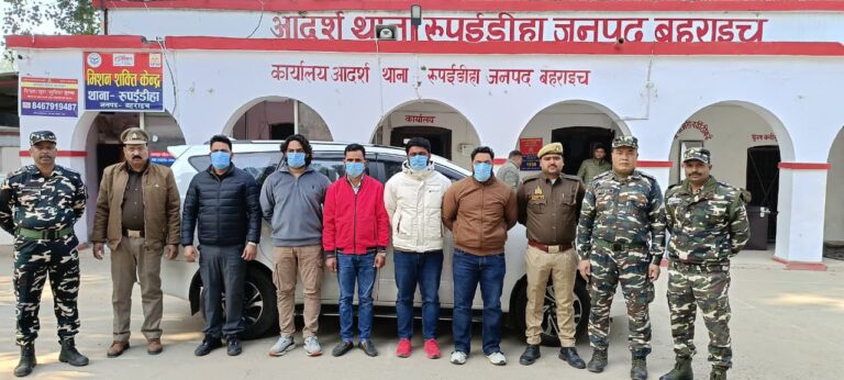 लाल-नीली बत्ती लगी इनोवा से नेपाल जाने की कोशिश, पांच फर्जी अधिकारी गिरफ्तार