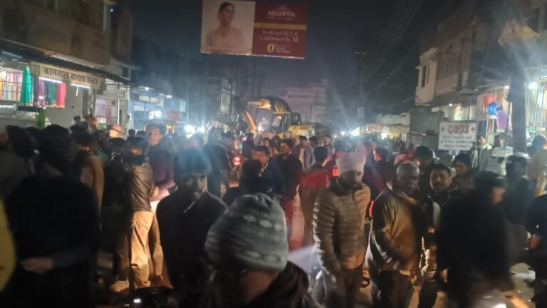 देवरिया में नशे में धुत्त बुलडोजर चालक का कहर, दर्जनों बाइक और कारें क्षतिग्रस्त, इलाके में अफरा-तफरी