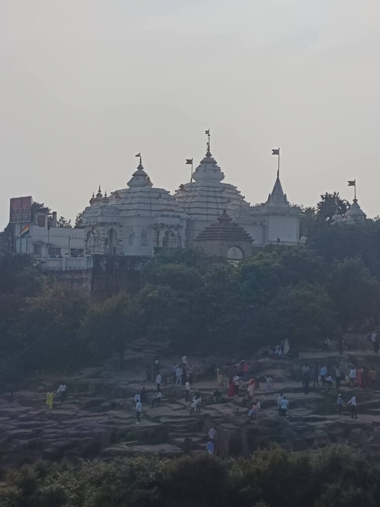 शांति, साधना और शिल्पकला का संगम: उदयगिरि खंडगिरि गुफाओं की विशेष रिपोर्ट