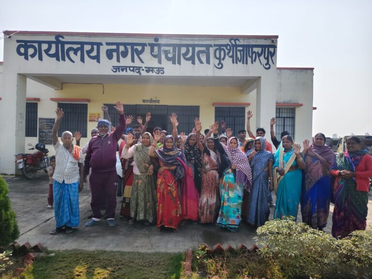 कंबल और अलाव में भेदभाव का आरोप, स्थानीय लोगों ने किया प्रदर्शन